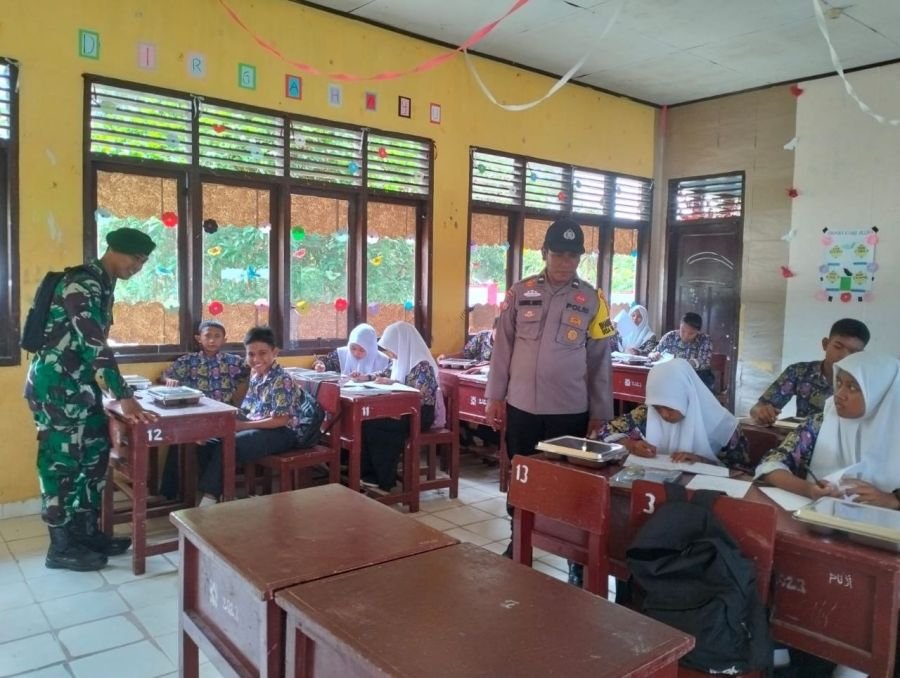 Babinsa Edukasi Bahaya Gadget kepada Siswa SD di Sialang Indah