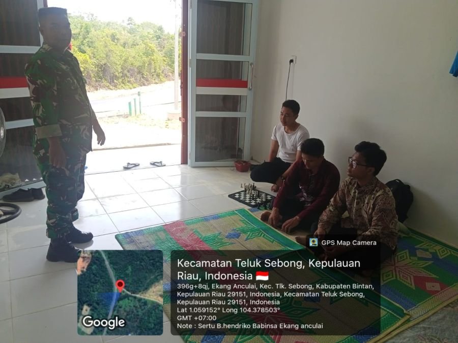 Babinsa Ekang Anculai Komsos Bersama Mahasiswa KKN Bahas Wawasan Kebangsaan