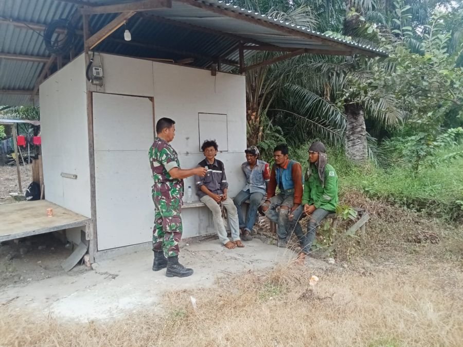 Babinsa Empang Pandan Pererat Hubungan dengan Warga Lewat Komsos