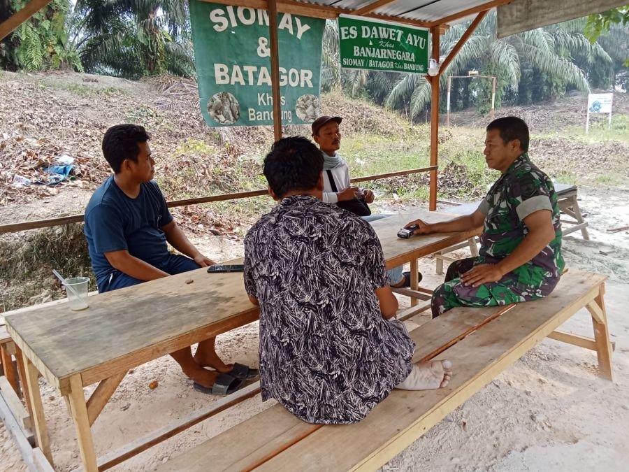 Babinsa Koramil 04/Perawang, Sertu Laila Jaga Komunikasi Aktif Bersama Warga Empang Pandan