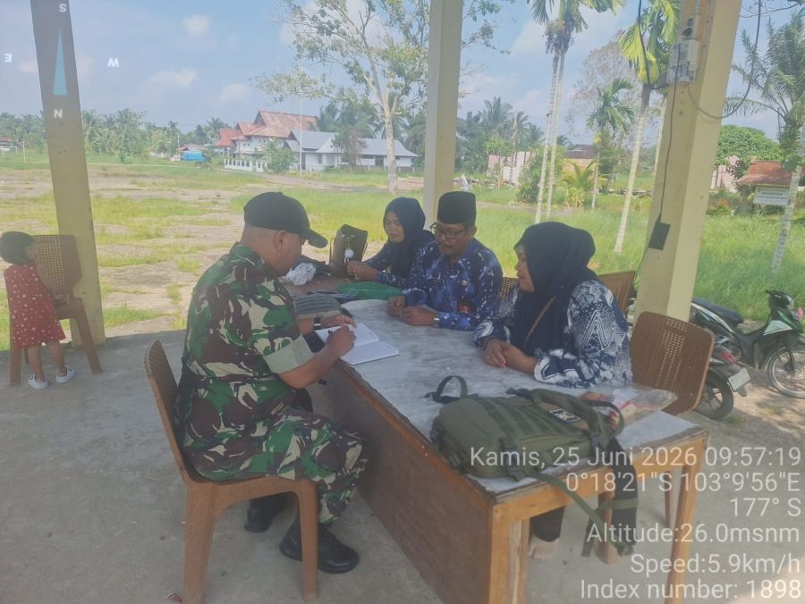 Babinsa Enok Koramil 02/TM, Dorong Pelayanan Administrasi yang Ramah dan Cepat di Kantor Camat