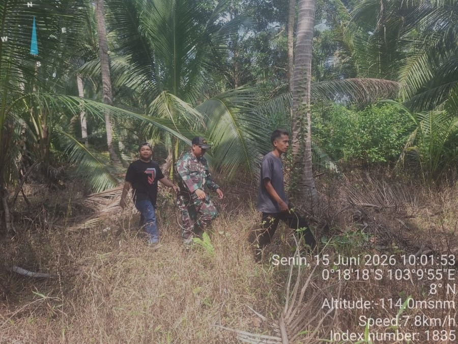 Babinsa Enok Koramil 02/TM, Patroli Tapal Batas di Parit Mesjid, Wilayah Aman dari Karhutla