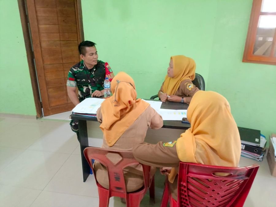 Babinsa Gading Sari Perkuat Koordinasi Data Wilayah Bersama Aparatur Kelurahan