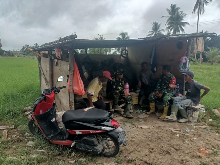 Babinsa Gelar Komsos Bahas Pencegahan Kriminalitas di Desa Lemang