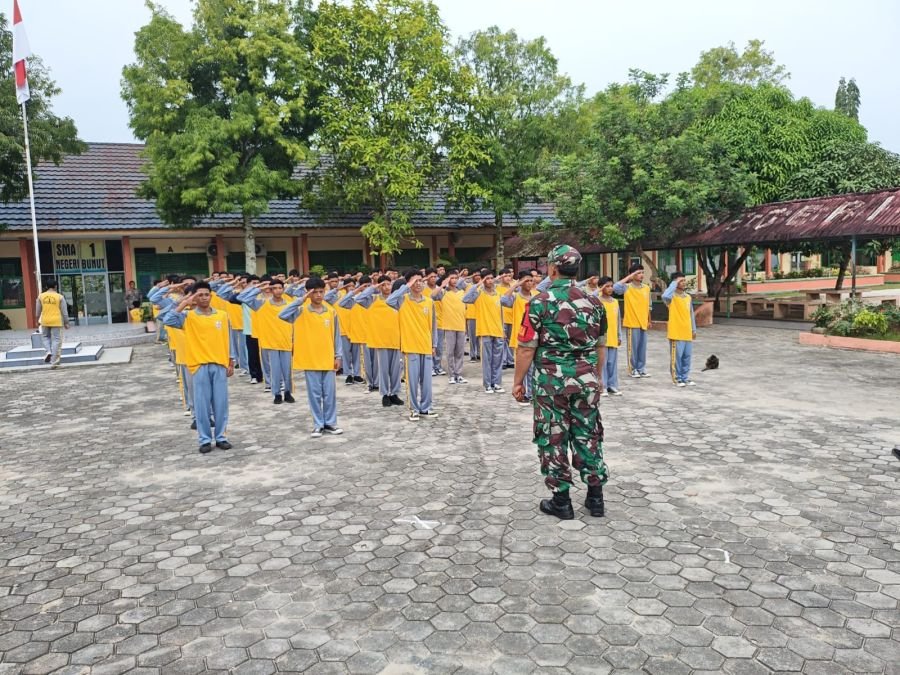 Babinsa Gembleng Disiplin, Siswa SMAN 1 Bunut Antusias Latihan PBB