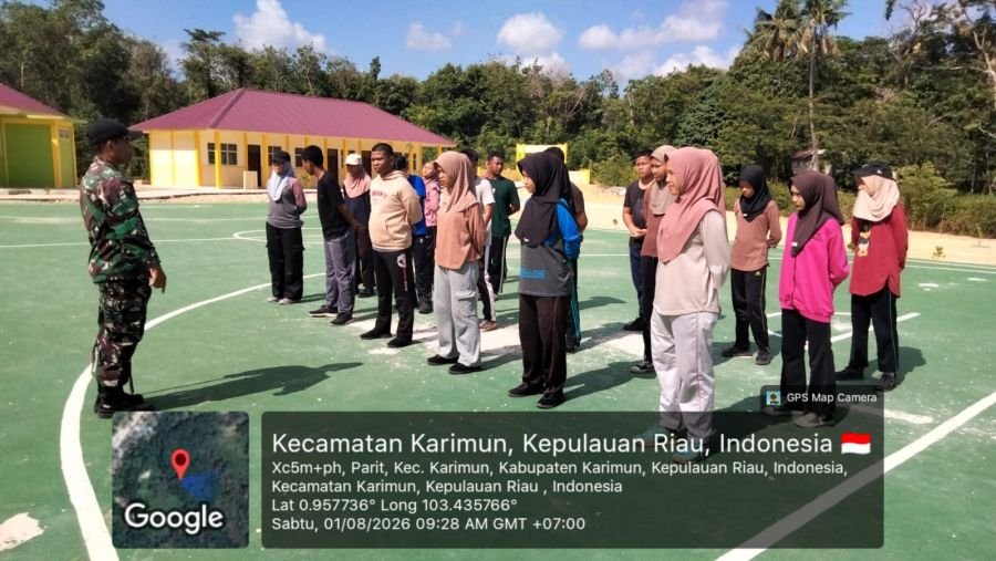 Babinsa Gembleng Paskibraka Selat Gelam Jelang HUT Ke-81 RI