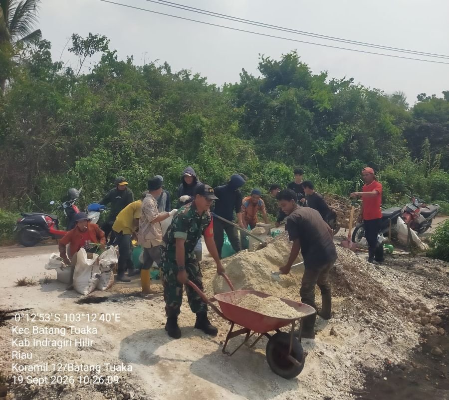 Babinsa Gemilang Jaya Ajak Warga Jaga Kebersihan dan Keamanan Lingkungan