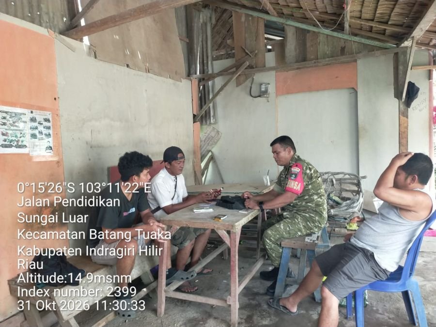 Babinsa Gemilang Jaya Jalin Komsos dengan Pedagang Kelapa Muda, Pantau Perkembangan Harga