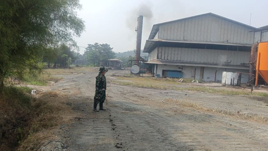 Babinsa Gerak Cepat Cek Indikasi Asap, Pastikan Melebung Aman dari Karhutla