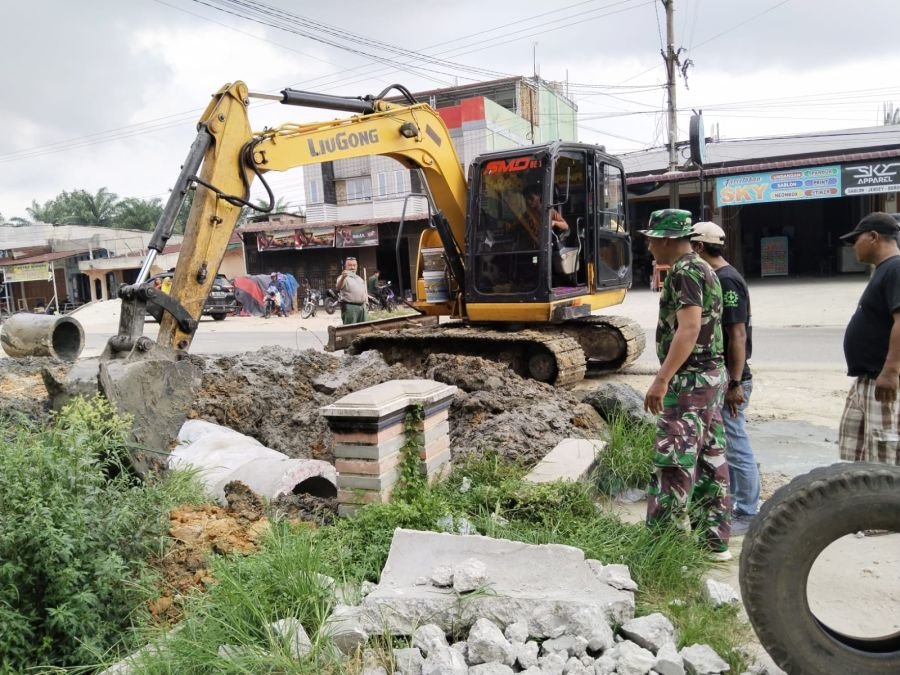 BABINSA GOTONG ROYONG BERSAMA MASYARAKAT UNTUK ANTISIPASI BANJIR