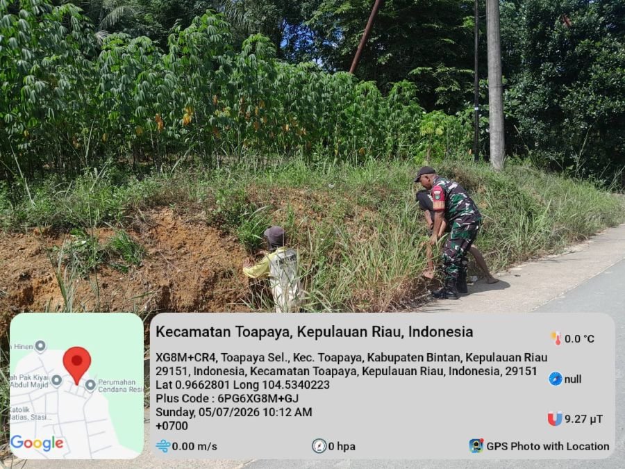 BABINSA GUNUNG KIJANG PIMPIN GOTONG ROYONG BERSIHKAN SELOKAN AGAR AIR TIDAK MELUAP.