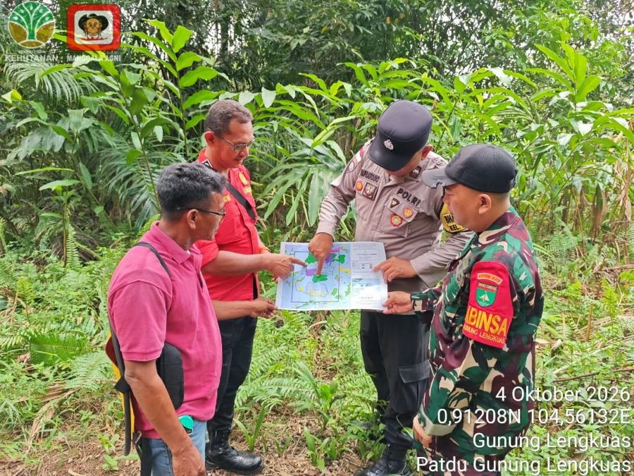 Cegah Karhutla, Babinsa Bersama Manggala Agni Sisir Gunung Lengkuas Bintan