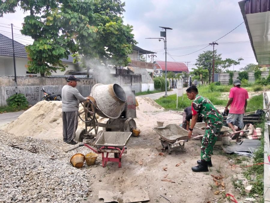 Babinsa Hadir di Lokasi Pengecoran Koperasi Merah Putih, Ingatkan Pekerja Jaga Kondisi Fisik