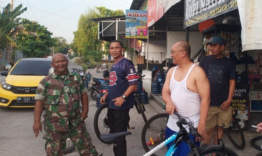 Babinsa Hadir di Tengah Aktivitas Warga, Suasana Sore di Sialang Munggu Penuh Keakraban
