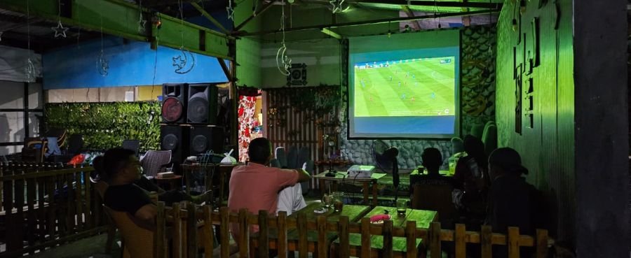 Babinsa Hadir di Tengah Masyarakat, Nobar Piala Dunia 2026 Perkuat Kemanunggalan TNI-Rakyat (KTR)*