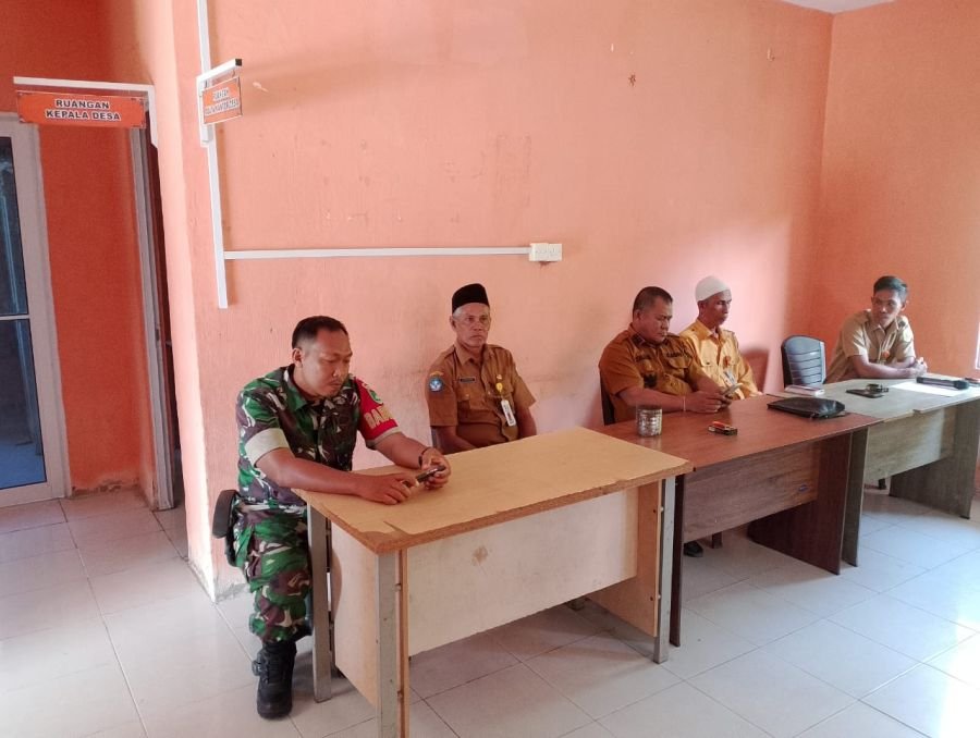 Babinsa Hadir di Tengah Musyawarah RKPDes, Wujud Pendampingan TNI bagi Pembangunan Desa Pulau Duyung