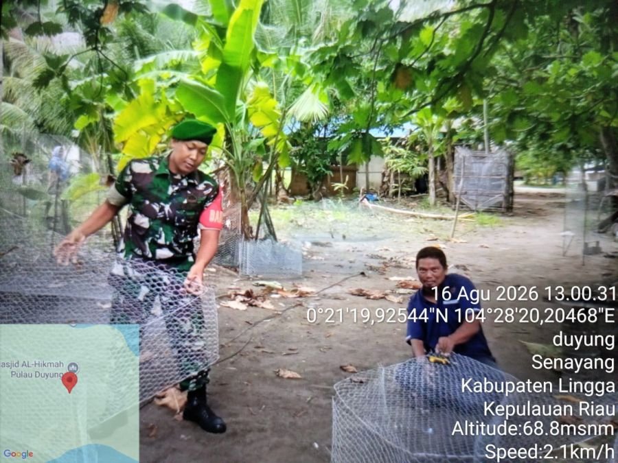 Babinsa Hadir di Tengah Nelayan, Bantu Pembuatan Bubu untuk Dukung Ketahanan Ekonomi Keluarga