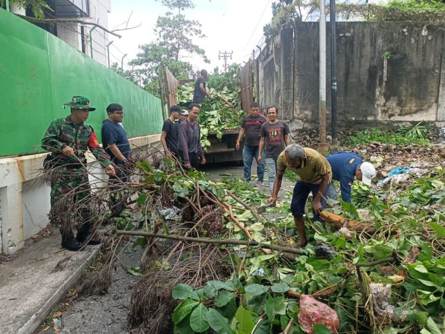 Babinsa Hadir di Tengah Warga, Gotong Royong Sambut HUT Kota Pekanbaru ke-242