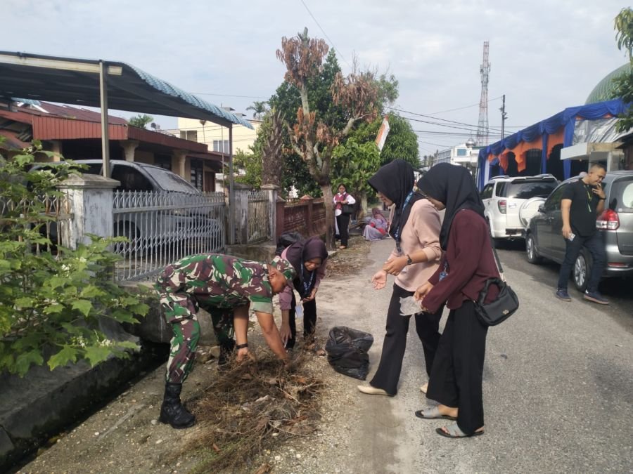 Babinsa Hadir di Tengah Warga, Gotong Royong Wujudkan Lingkungan Bersih dan Sehat