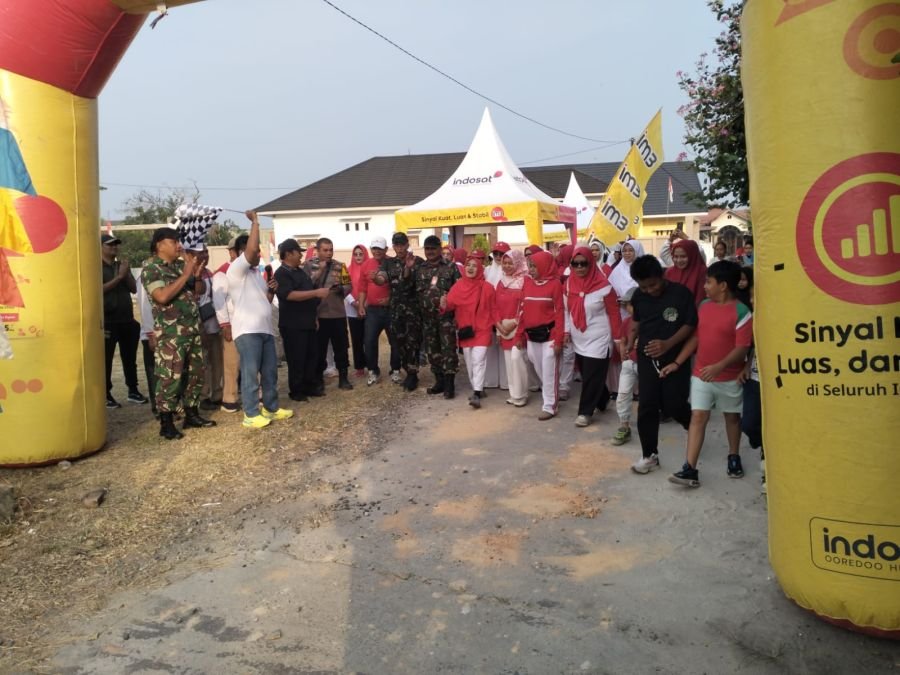 Babinsa Hadir di Tengah Warga, Meriahkan Jalan Santai HUT ke-81 RI