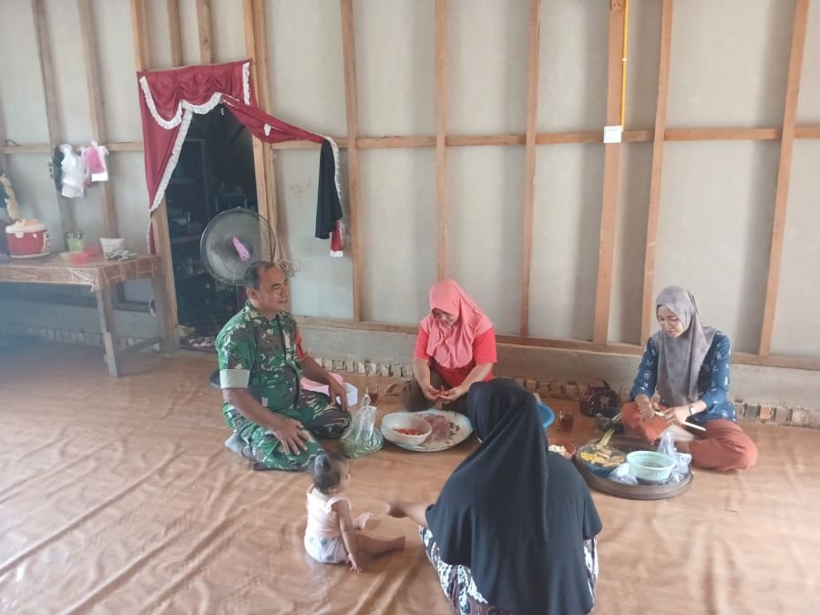 Babinsa Hadir Dukung Kesehatan Ibu dan Anak di Desa Lubuk Gaung