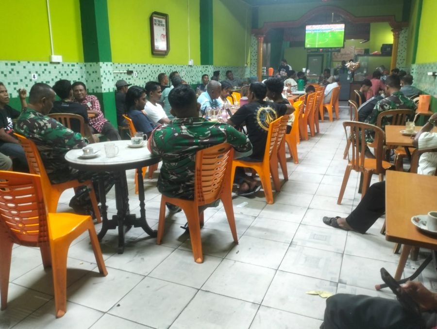 Babinsa Hadir Jaga Kondusivitas dan Perkuat Kedekatan dengan Warga Melalui Kegiatan Nobar