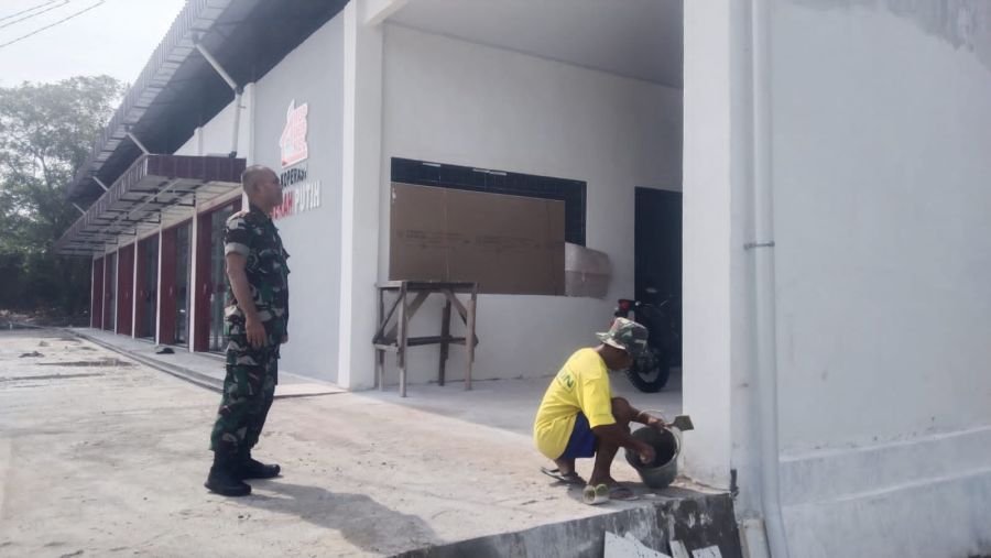 Babinsa Hadir Kawal Pembangunan Koperasi Merah Putih di Kelurahan Sri Meranti