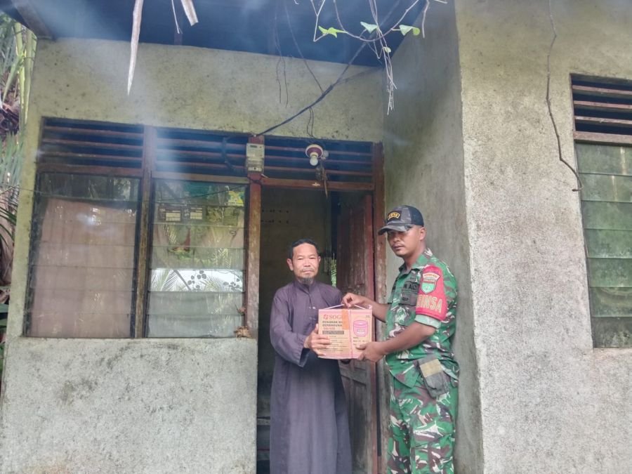 Babinsa Hadir untuk Rakyat, Warga Teluk Pantaian Terima Bantuan