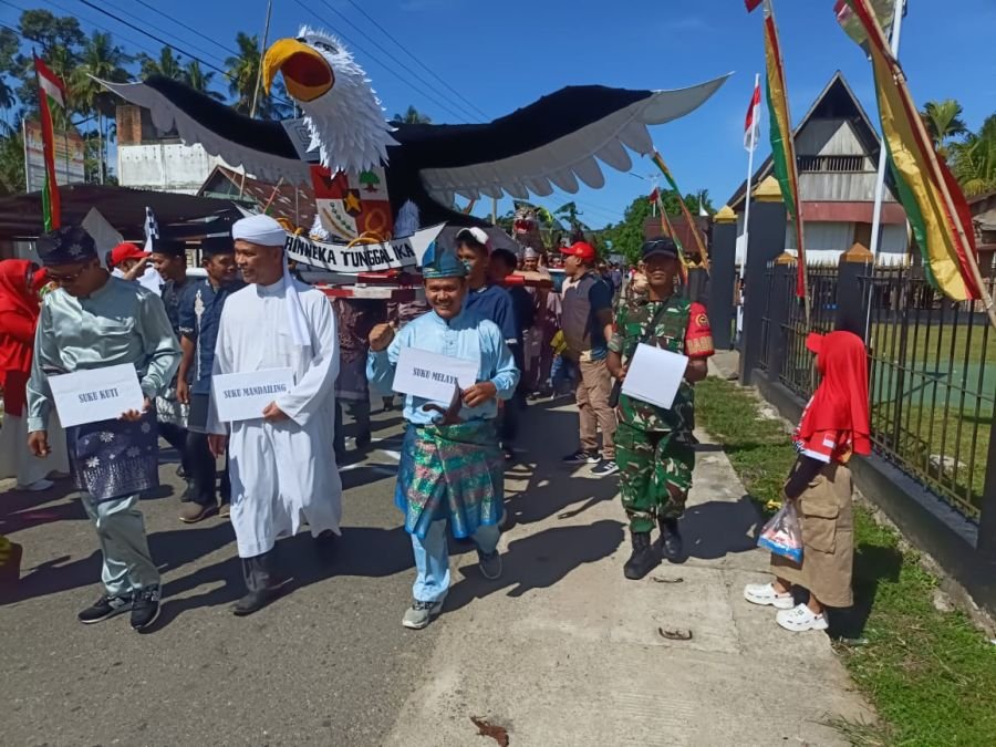 Babinsa Hadiri Karnaval Semarak HUT RI ke-81 di Kelurahan Rokan