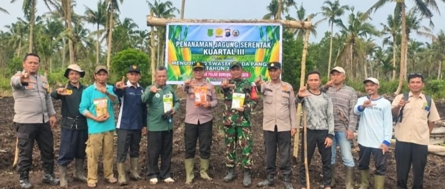 Babinsa Hadiri Penanaman Jagung Kuartal III Polsek Pulau Burung, Dorong Program Ketahanan Pangan