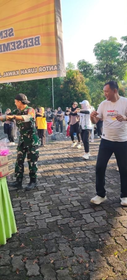 BABINSA HADIRI SENAM SEHAT DAN PEMERIKSAAN KESEHATAN GRATIS GERMAS DI KELURAHAN KAWAL