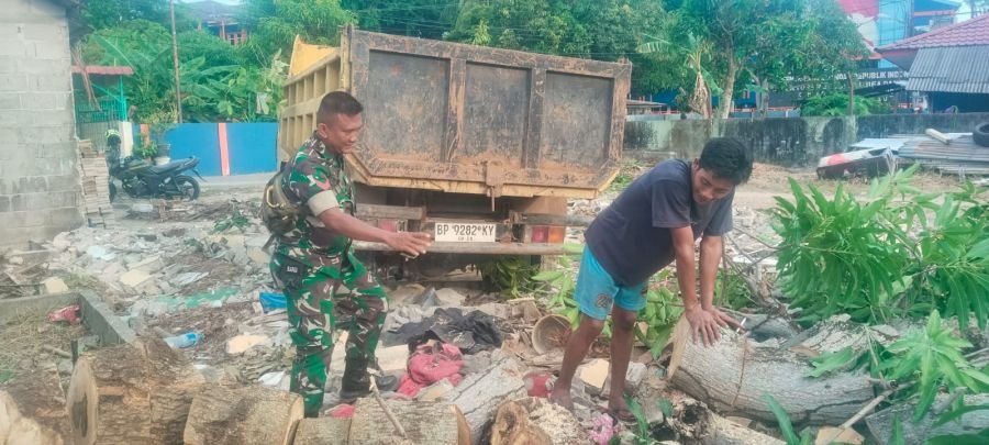 Babinsa Harjosari Aksi Cepat, Bersihkan Lingkungan Warga dari Sampah