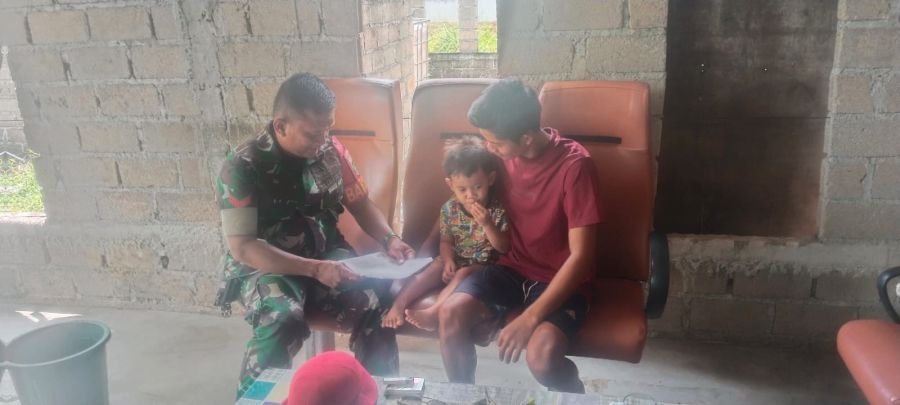 Babinsa Harjosari Bantu Administrasi Warga Secara Door to Door