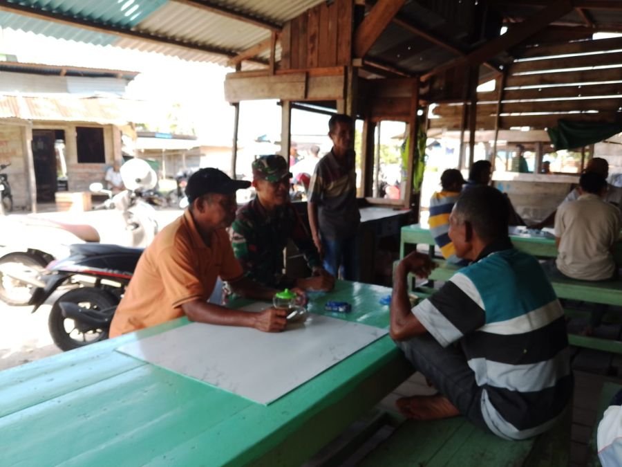 Babinsa Hebat Berbagi Informasi dan Himbauan dengan Masyarakat