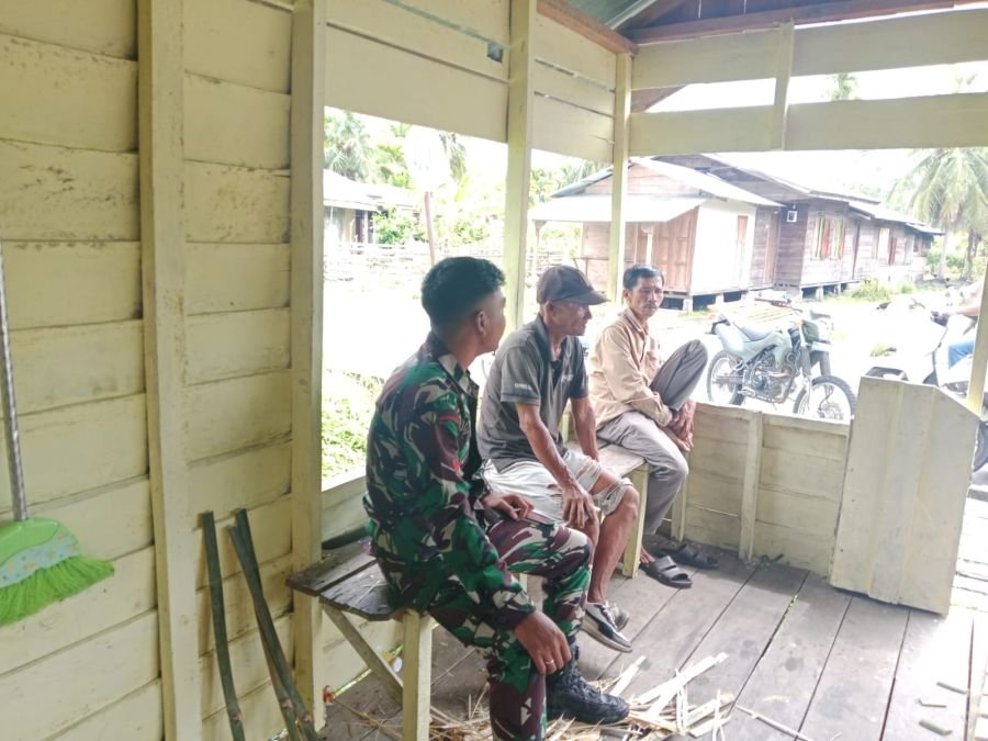 Babinsa Hidupkan Semangat Kebersamaan di Kampung Pancasila Teluk Belitung