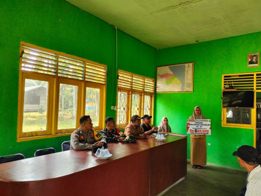 Babinsa ikut dalam Kegiatan PENYALURAN BLT-DD DI DESA TANJUNG MEDANG