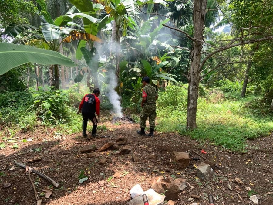Babinsa Imbau Petani Tidak Membakar Sampah di Kebun