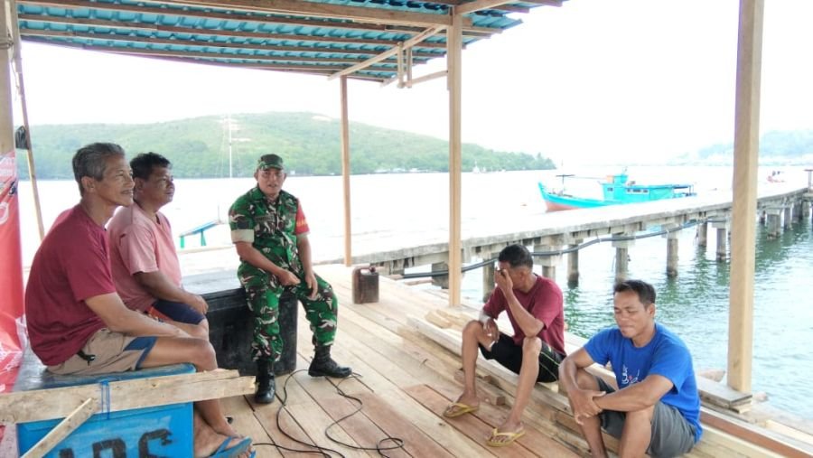 Babinsa Imbau Warga Jaga Kebersihan Laut