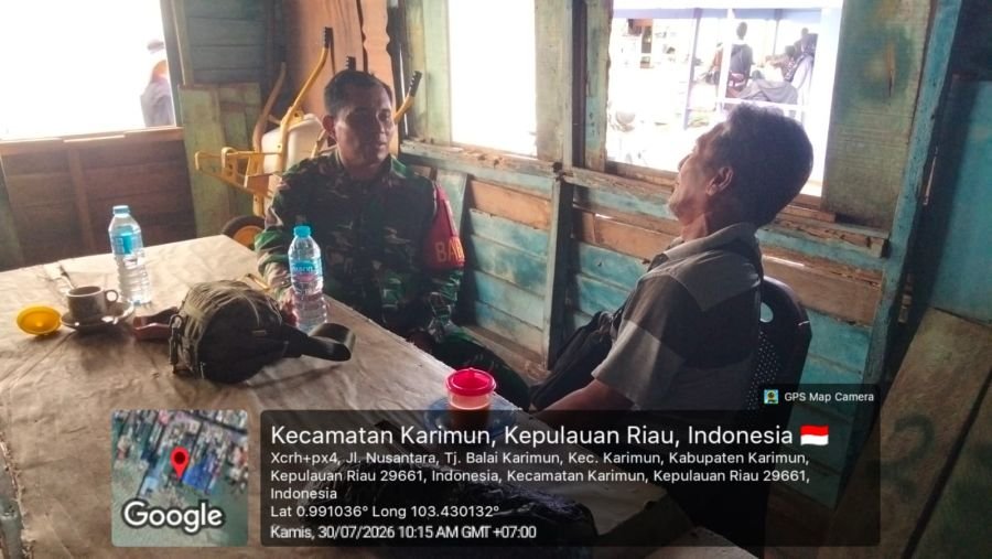 Babinsa Ingatkan Keselamatan Penumpang Boat di Desa Parit