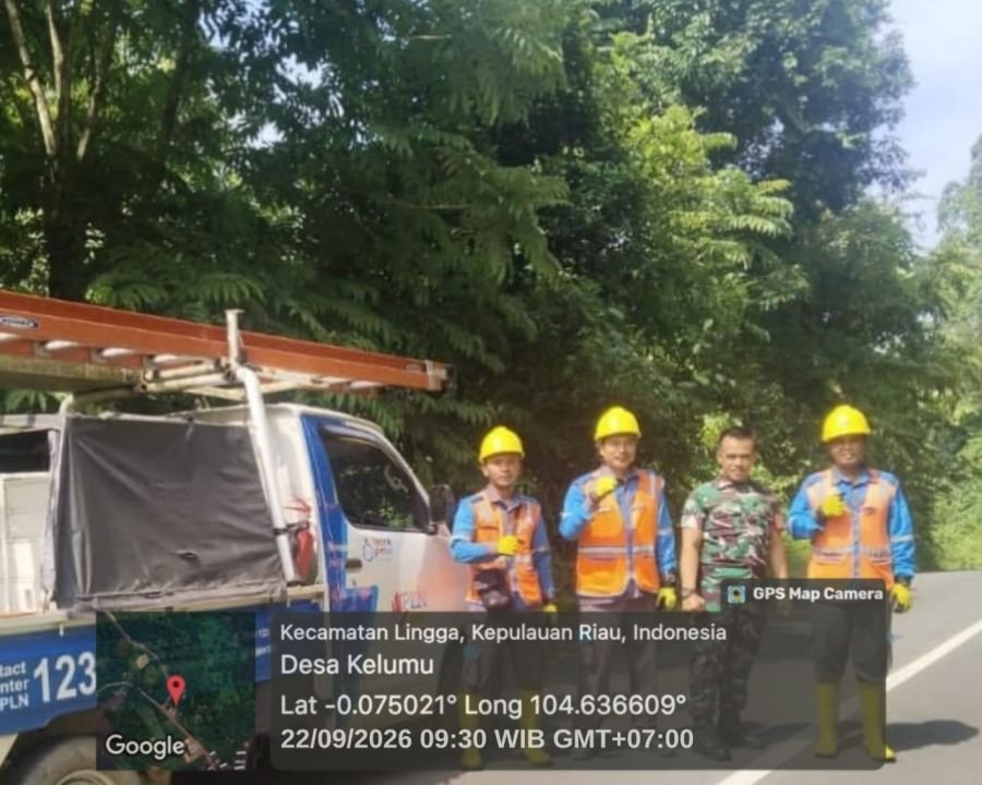 Babinsa Ingatkan Petugas Yantek Patuhi SOP Saat Perbaikan Jaringan Listrik di Lingga