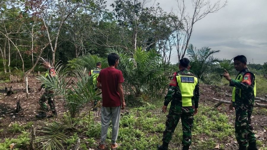 Babinsa Intensif Patroli Karhutla, Cegah Kebakaran Sejak Dini