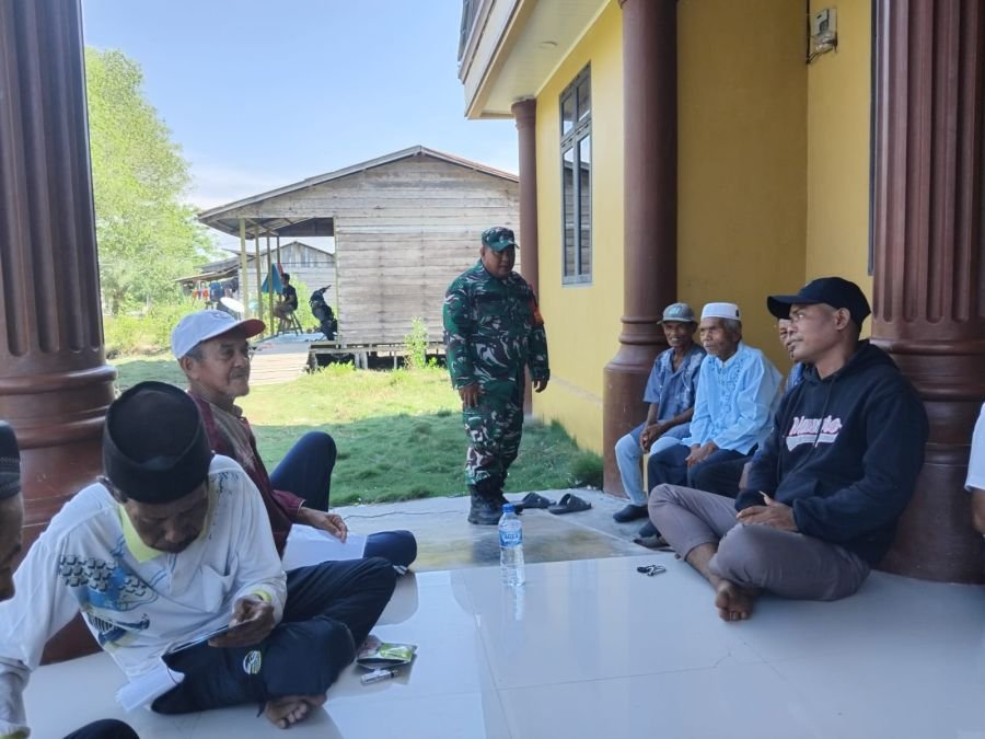 Babinsa Intensifkan Komsos di Kampung Pancasila Pulau
