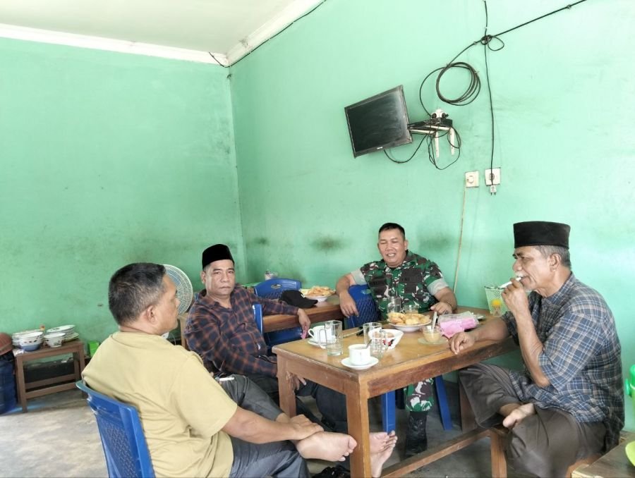 Babinsa Intensifkan Komsos, Perkuat Kemitraan dengan Warga Pulau Komang