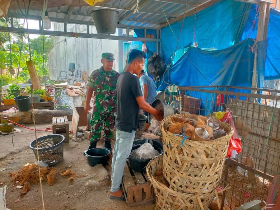 Babinsa Balai Turun Lapangan, Edukasi Pedagang Jaga Kebersihan