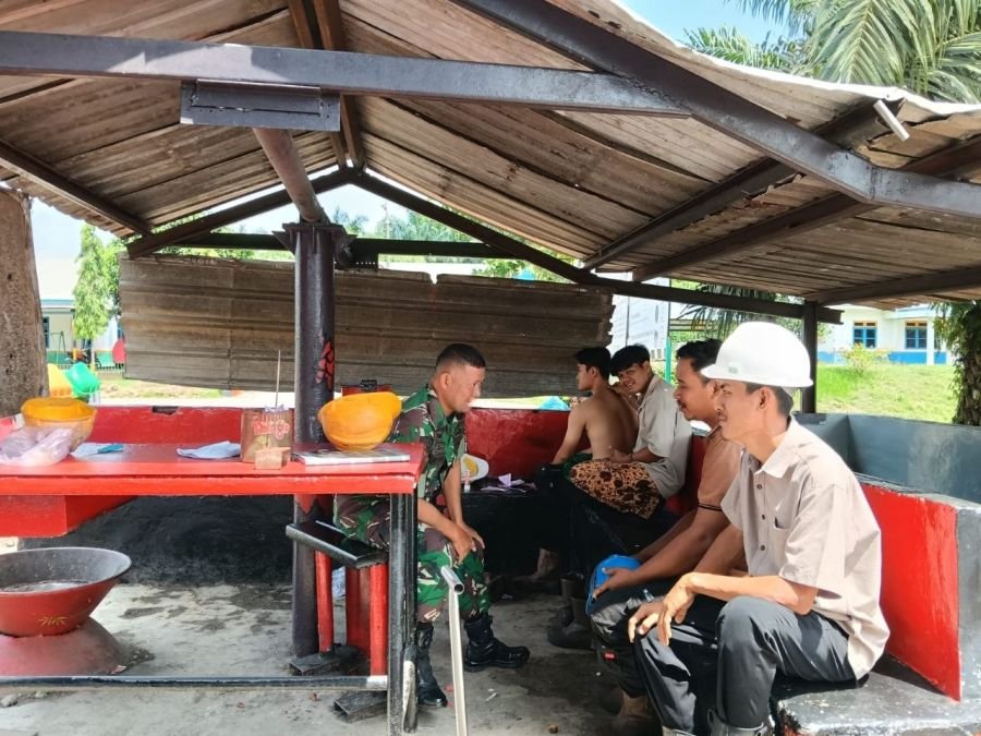 Babinsa Jalin Kedekatan dengan Warga Melalui Komsos di Desa Pulau Panjang