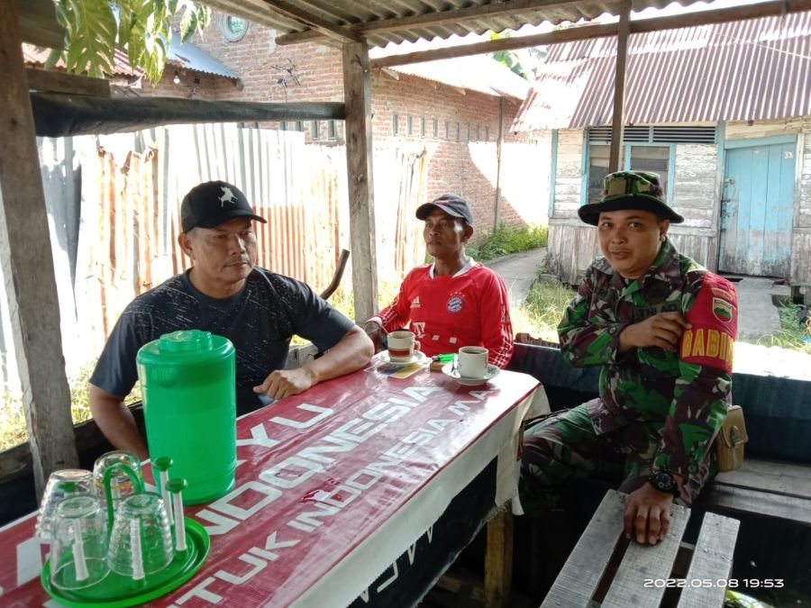 Babinsa Jalin Kedekatan, Dengarkan Aspirasi Warga Simpang Empat