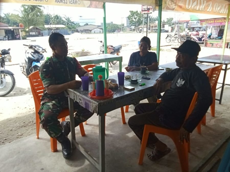 Komsos di Tanjung Medan, Babinsa Tambusai Utara Pantau Kondisi Warga