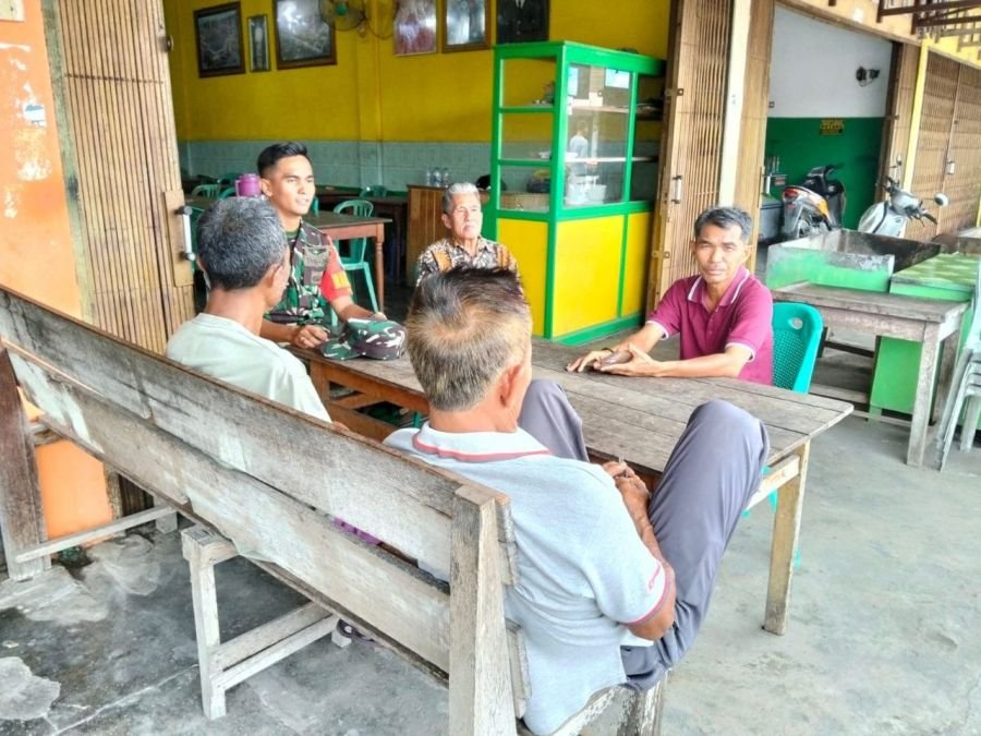 Babinsa Jalin Komsos Bersama Warga, Bahas Cuaca Terik dan Pentingnya Menjaga Kesehatan