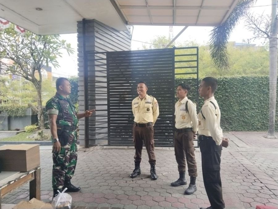 Babinsa Jalin Komsos dengan Security, Perkuat Keamanan Lingkungan Lily Spring Garden