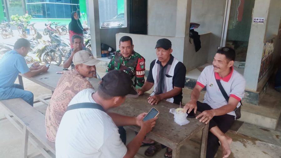 Babinsa Jalin Komsos Sempatkan Waktu Kumpul Jaga Silahturahmi bersama Warga di Warung Kopi.